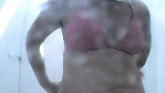 Duşta küçük memeler