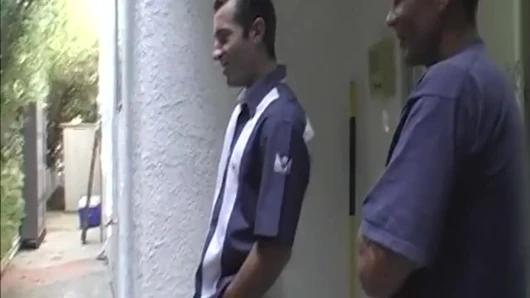 Esmer ateşli kız derin parmaklarken zonklayan yarağın üzerine salya akıtıyor