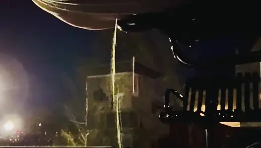 Kalabalık bir halka açık alanda işiyor