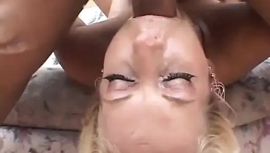 Seksi sarışın minyon büyük yarak emiyor... ağzına boşalma