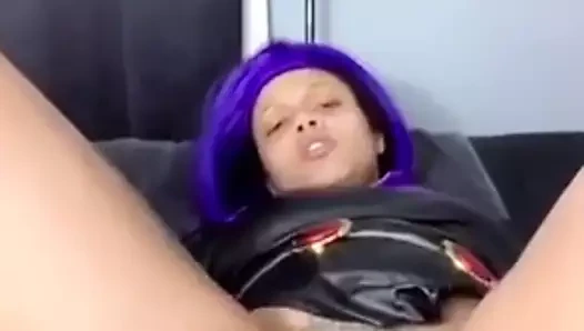 Giyinmeyi ve kedi oynamayı seviyor