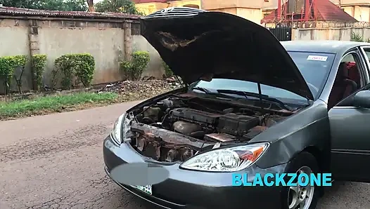 Arabasının tamirine yardım etti ve kadın iyiliğin karşılığını vermek istiyor