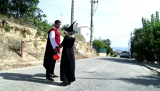 Ведьма Gina может не только скакать на венике