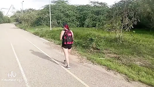 Sapık bana herkesin içinde penisini gösteriyor ve terk edilmiş bir binada denemeye karşı koyamadım