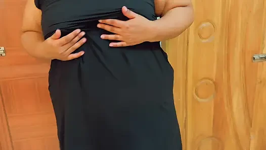Büyük sarkık şişman göğüsler ve büyük götlü Arap ateşli teyze kocası pazara gittiğinde komşusundan sikişmek istiyor!