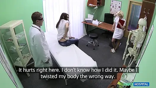 Fake hospital - yaramaz hemşire ateşli bir hastane odasında seksi hastayı iyileştirmek için dilini kullanıyor