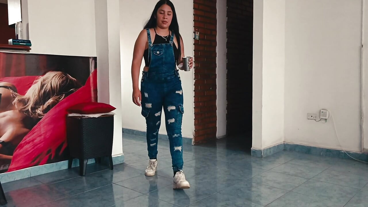 Seks için çok arzulu bekar kadın randevu uygulamasında bir adamla tanışıyor, ona çıkma teklif ediyor ve sonunda tutku dolu bir gece geçiriyorlar