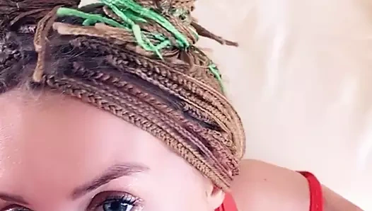 Minyon genç kız tasmasını takıyor ve götünü siktiriyor