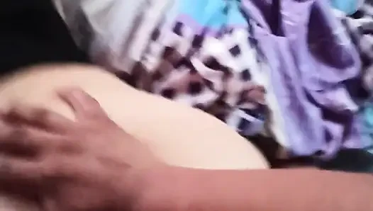 Orta yaşlı seksi kadın dörtte sikiliyor