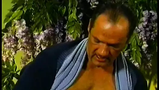 Yaramaz sarışın götten sikilirken dildosunu amına sokuyor