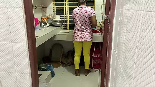 Üvey teyzemin mutfağa girdiğini ve temizlik yaparken onu sardığımı ve sikişmeye başladığımı görüyorum