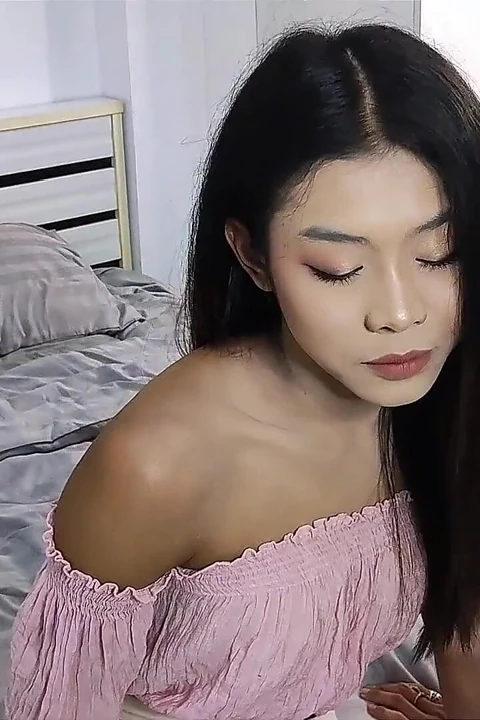 Lin, 19 yaşındaki Taylandlı ladyboy ilk beyaz yarağını deniyor