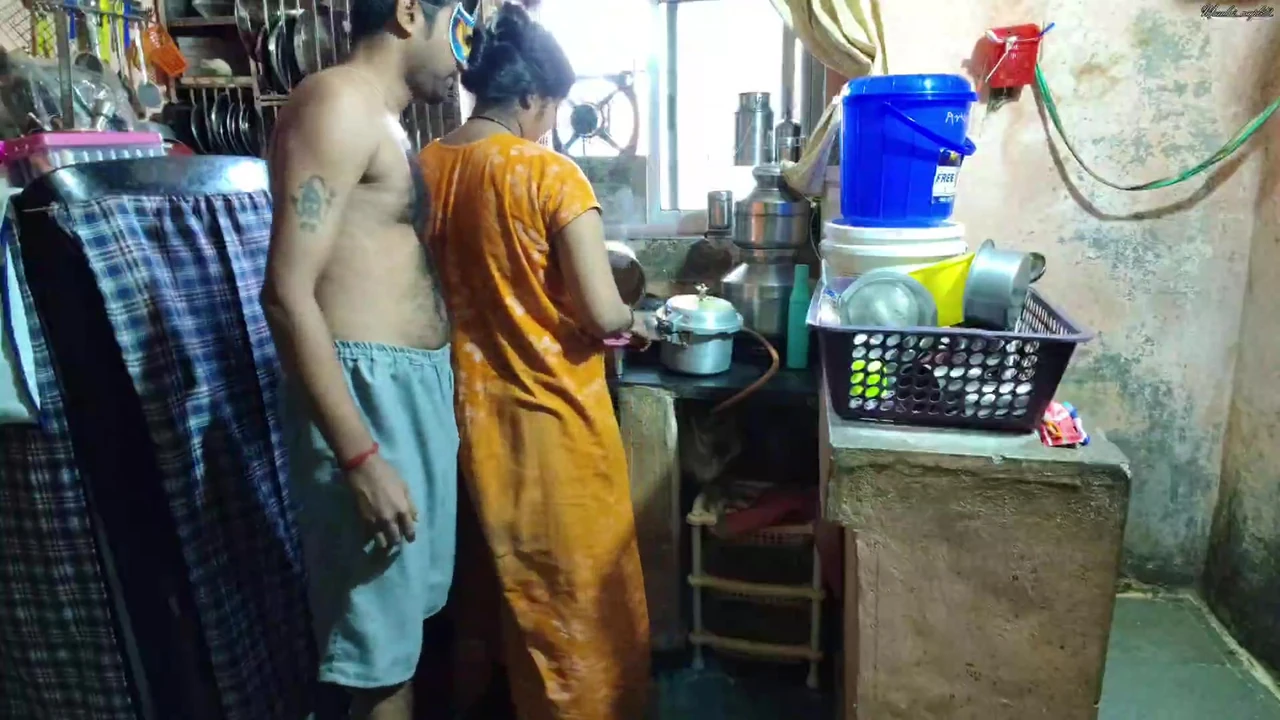 सौतेली बहन की सुबह किचन में सौतेले भाई के साथ जबरदस्त चुदाई