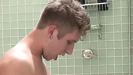 Harika sarışın orta yaşlı seksi kadın banyoda iki erkek tarafından sürtük gibi sikiliyor