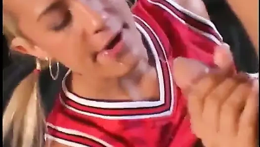 Çarpıcı iyi şekilli sarışın ponpon kız anal sekse bayılıyor