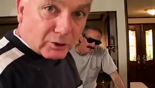 Seksi iç çamaşırlı ateşli seksi sürtükler sert üçlü sekste bir yarağı paylaşıyor