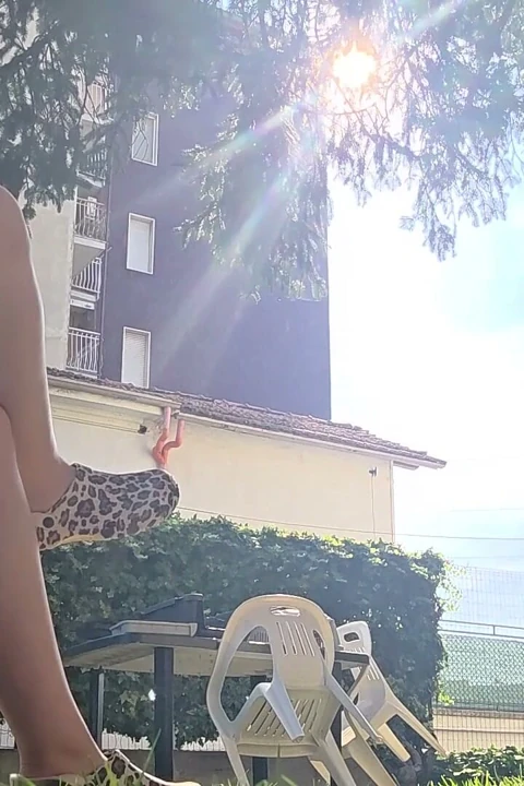 Bahçede ateşli güneş minimal bikini, kamuflaj sandaletleri ve bakılma arzusu
