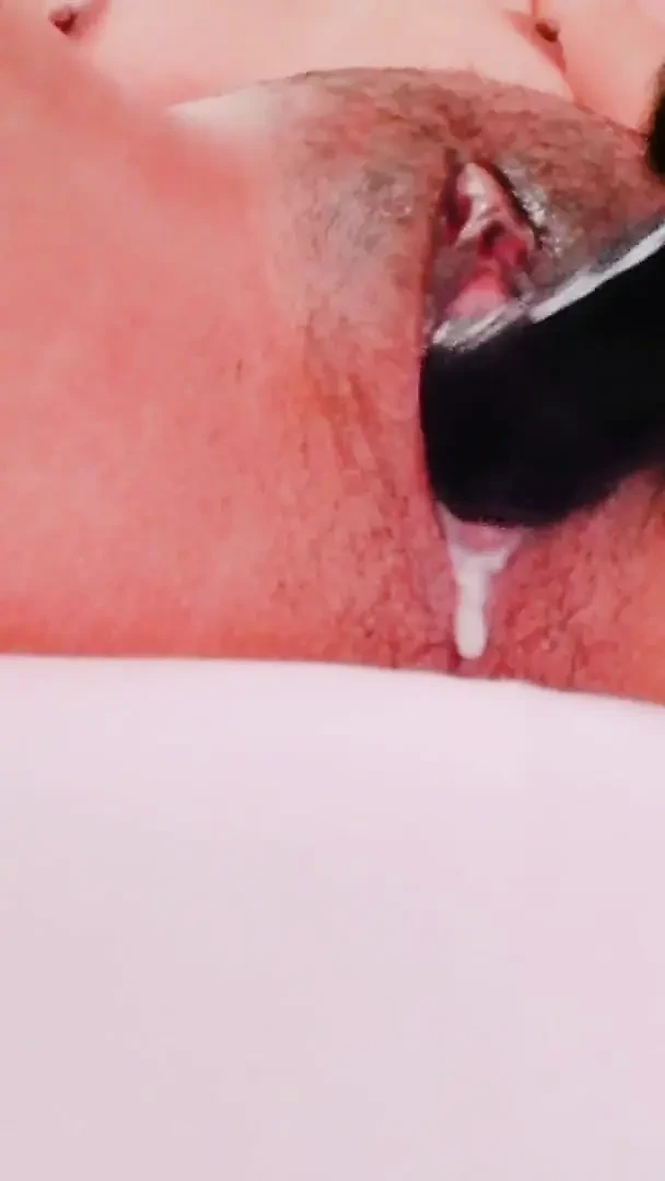 Asyalı genç kız tek başına vibratörle amını oynamayı seviyor