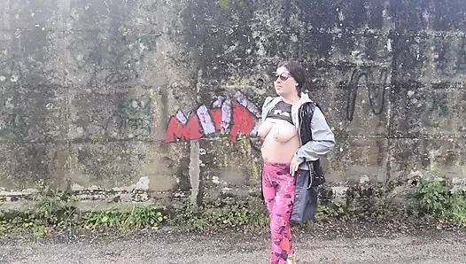 Tombul kız hayranı için sokakta büyük göğüslerini teşhir ediyor. Sırada sen olmalıydın!