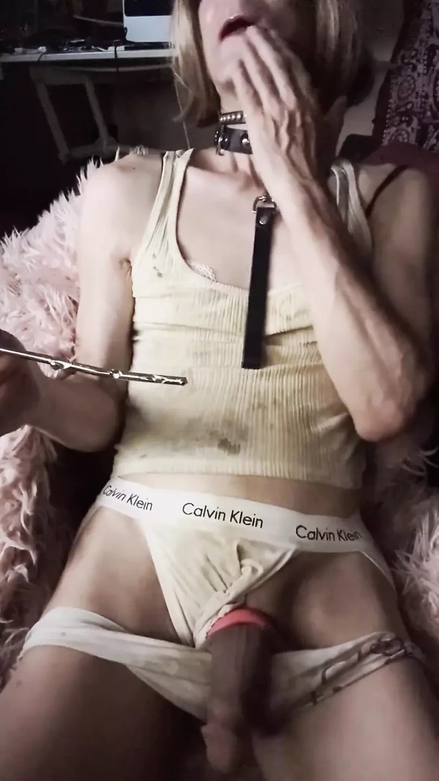 Kadın kılıklı ses çubuklarını kullanıyor