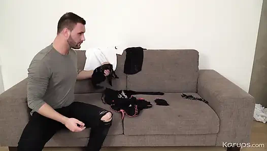 Sigara içen ateşli sarışın üvey anne büyük bir yarakla süper sıkı amına dölleniyor