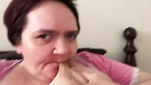 Bbw fahişe emme üzerinde kendi meme