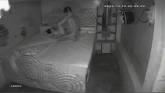 Geceleri erkek arkadaşıyla sikiş . Kocam beni kameraya yakaladı