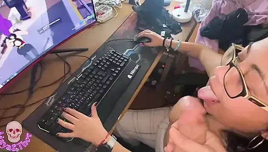 Büyük memeli oyuncu kız sikişen fortnite gibi emiyor