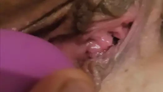 Gerçek amatör çift seks yapıyor. Anal tıkaçla sikine biniyor, harika kovboy kız, mastürbasyon yaparken yüzünü sikiyor