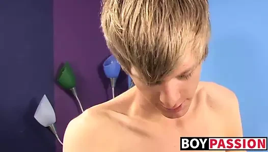 Genç adam çük okşayarak ve cumming önce gitar çalıyor