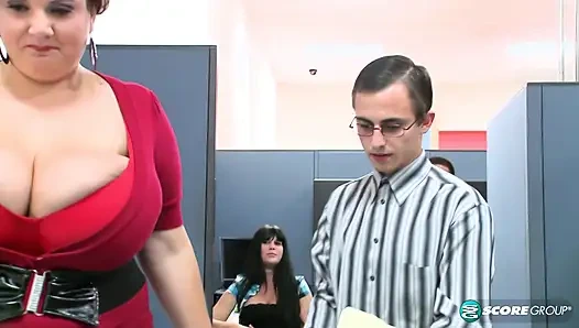 İnekler bile büyük memeli kadınları hak ediyor