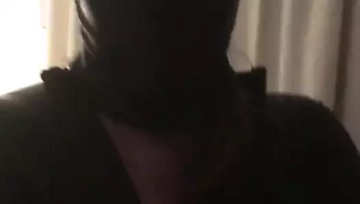 Gasmask ve kapşonlu sahibe seansı Kellieblue_uk. U37722496