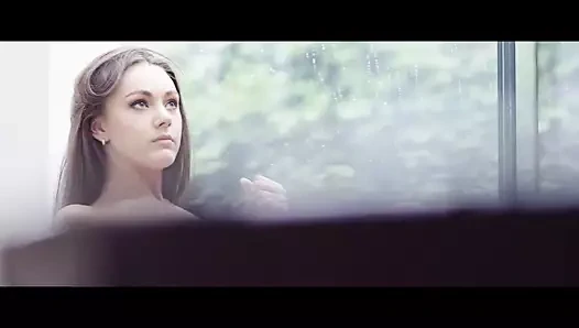 Harika İngiliz esmer courtney k şeritler ve masturbates