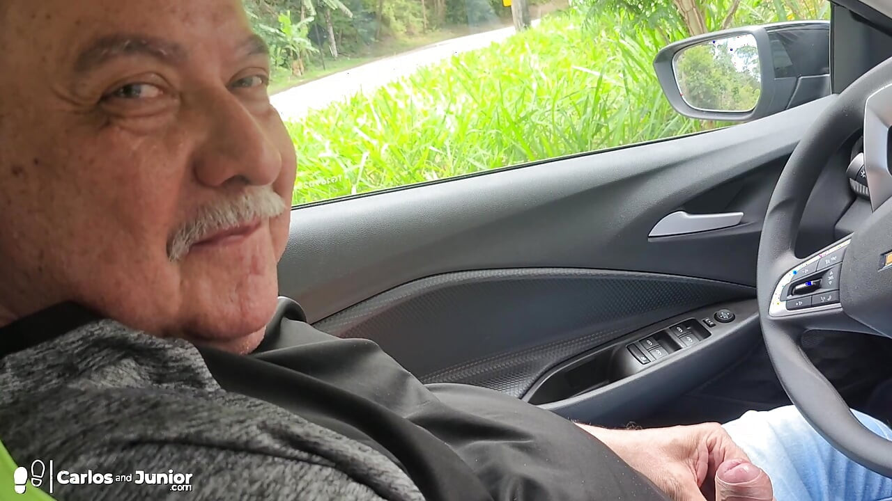 Baba arabada oğlu tarafından emiliyor