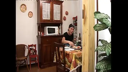 Üvey annemin anal hikayeleri scn02