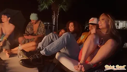 Ricky'nin tatil köyü bölümü