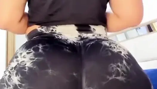 Çok küçük şortlu dev götüm