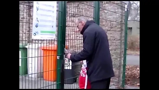 Aniden o ortaya çıkıyor, 70 yaşında bir beyefendi