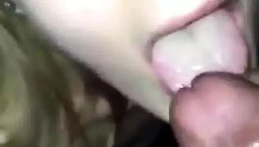 cucky önünde onu besleme