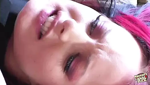 Boncuk ve parmak yutmak eğlenceli ama yarak üzerinde götünü sikiyor