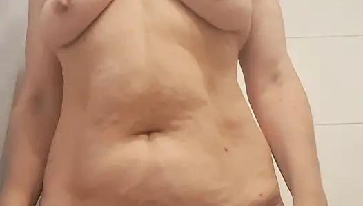 Anne vücudu esneme ve amcık görünürde