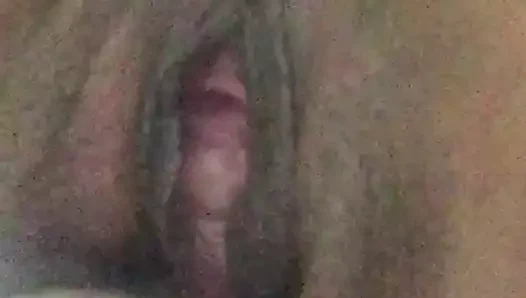 Kupa hile karısının kedi ile oynamak