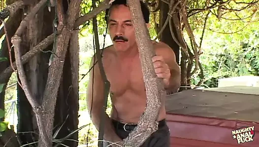 Sürtük esmer dikizci bahçıvanı davet ediyor ve yarağını açık havada götüne alıyor