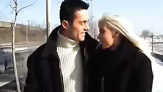 Sarışın porno yıldızı nikky sarışın açık havada yarak emiyor.