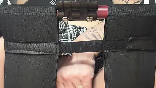 Baba için ağzı tıkalı ve dildoya biniyor