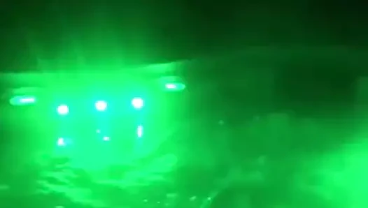 Islak bikinili fitness modeli