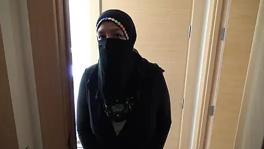 Marsilya'daki Cezayirli hizmetçi onu amının derinliklerinde sikmeme izin veriyor