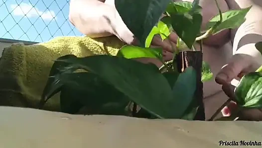 Üvey anne üvey oğlunun bahçe eğitimi veren arkadaşı için video çekiyor - bölüm 02