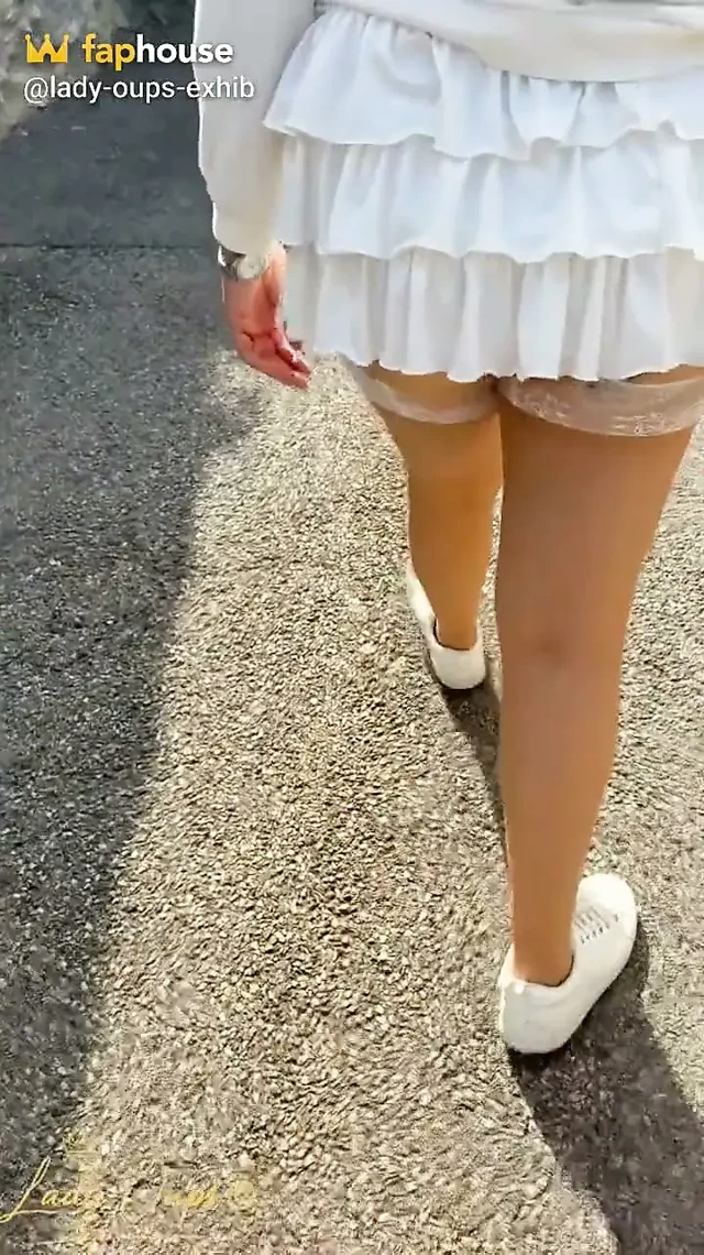 Lady Oops'un çok kısa mini eteği