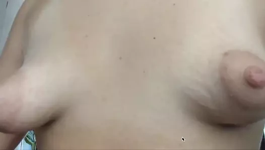 İnanılmaz kabarık meme uçları